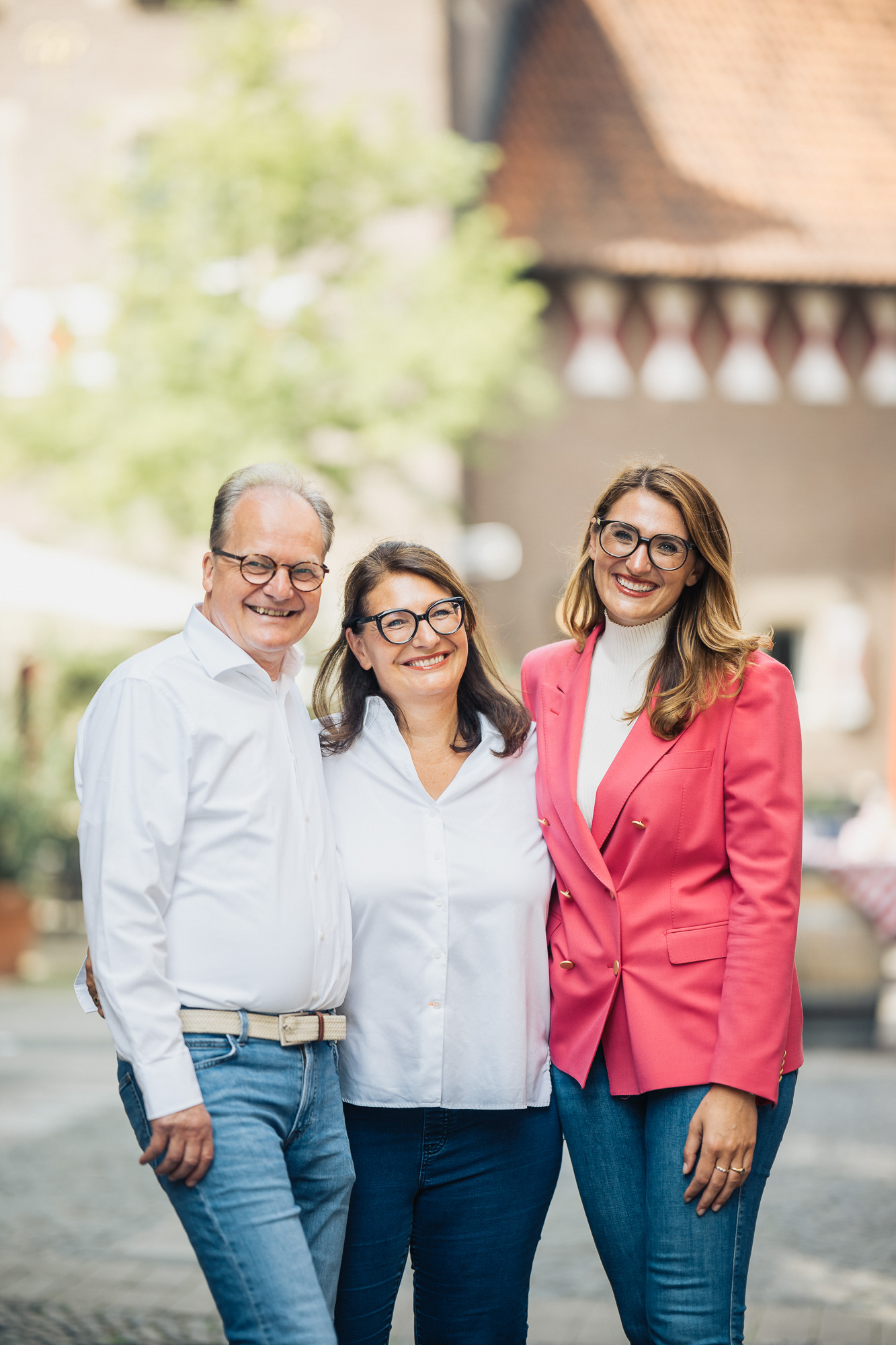Die 3 Chefs des Grossen Kiepenkerls halten sich im Arm und schauen fröhlich in die Kamera. Von links: Eheleute Klaus und Wilma Helmrich-von Westphalen und Regina von Westphalen