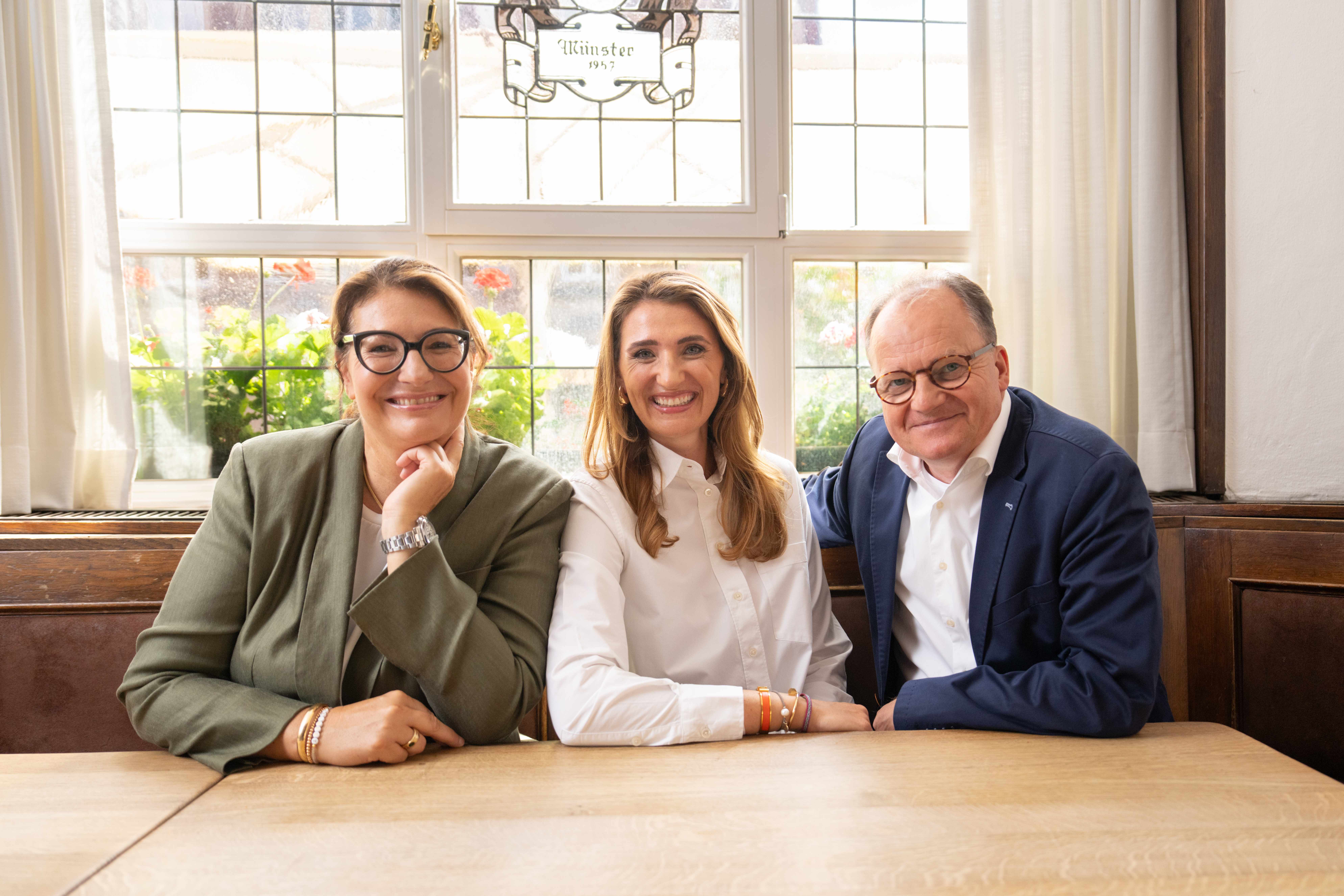 Die 3 Chefs des Grossen Kiepenkerls sitzen im Gasthaus nebeneinander an einem Tisch. Von links: Wilma Helmrich von Westphalen, Regina von Westphalen und Klaus Helmrich von Westphalen