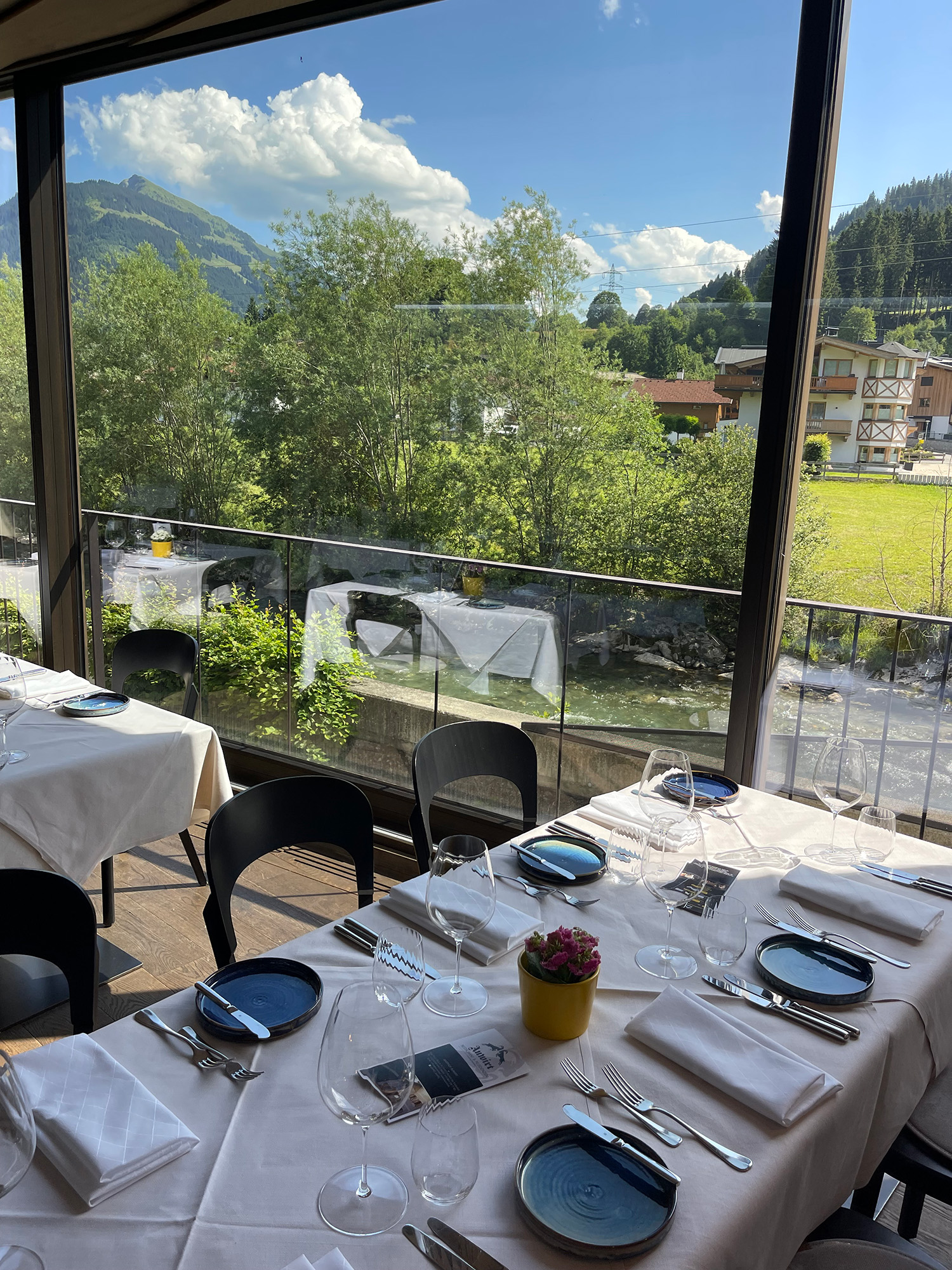 Täglich warme Küche von 11:45 bis 21:00 Uhr | Wir schließen um ca. 23:00 Uhr GEROLDSAUER MÜHLE Baden-Baden Täglich warme Küche von 11:45 bis 21:00 Uhr | Wir schließen um ca. 23:00 Uhr AUTHENTISCH REGIONALE GERICHTE Direkt an der Schwarzwaldhochstrasse, umsäumt vom Grobbach und Schwarzwälder Tannen, liegt die Geroldsauer Mühle am Rande des schönen Städtchens Baden Baden. In idyllischer Atmosphäre wird dort auf Nachhaltigkeit und Regionalität gesetzt. Das Gebäude erstrahlt in Schwarzwälder Charme und repräsentiert in Tannenholzoptik und großzügiger offener Bauweise die Lebensart der Region. Gekocht wird eine solide, saisonale Wirtshausküche, die authentisch regional bleibt. Dazu ein gutes, frisch gezapftes Alpirsbacher Klosterbräu oder ein frischer Wein aus der Region. https://www.wirtshaus-geroldsauermuehle.de Täglich warme Küche von 11:45 bis 21:00 Uhr | Wir schließen um ca. 23:00 Uhr GEROLDSAUER MÜHLE Baden-Baden Täglich warme Küche von 11:45 bis 21:00 Uhr | Wir schließen um ca. 23:00 Uhr AUTHENTISCH REGIONALE GERICHTE Direkt an der Schwarzwaldhochstrasse, umsäumt vom Grobbach und Schwarzwälder Tannen, liegt die Geroldsauer Mühle am Rande des schönen Städtchens Baden Baden. In idyllischer Atmosphäre wird dort auf Nachhaltigkeit und Regionalität gesetzt. Das Gebäude erstrahlt in Schwarzwälder Charme und repräsentiert in Tannenholzoptik und großzügiger offener Bauweise die Lebensart der Region. Gekocht wird eine solide, saisonale Wirtshausküche, die authentisch regional bleibt. Dazu ein gutes, frisch gezapftes Alpirsbacher Klosterbräu oder ein frischer Wein aus der Region. https://www.wirtshaus-geroldsauermuehle.de Stilvoll eingedeckter Tisch in modernem Restaurant mit Blick durch große Fenster auf eine idyllische Berglandschaft, einen Bach und grüne Bäume bei sonnigem Wetter